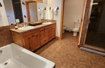 Sundance Spacious Vaulted Ceiling cabin, Hot tub, huge lawn - Foto 41