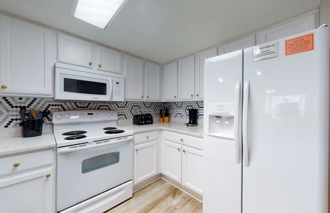 Romar Tower Condos - Photo 23