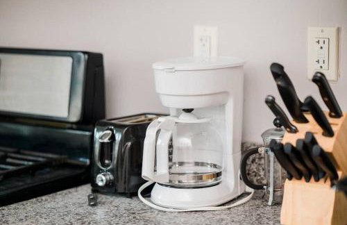 Comfortable and Walkable - Off-Street Parking - Foto 8