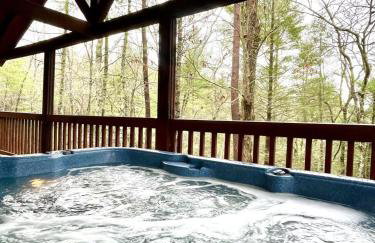 Perfectly private! Hot tub, king sized bed, grill, washer/dryer, and motorcycle friendly! Studio Cabin by RedAwning - Foto 38