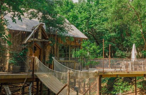 Hobbit Treehouse with waterfall on the Brazos River! 350 acres! Tubing! Petting zoo! - Foto 1