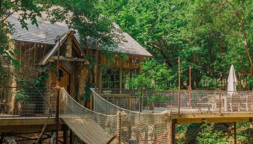 Hobbit Treehouse with waterfall on the Brazos River! 350 acres! Tubing! Petting zoo! - Foto 1