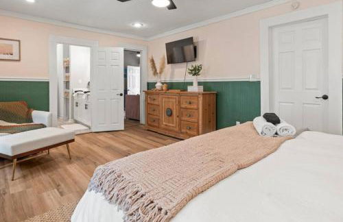 Urban Flamingo Retreat Modern Meets Tropical in this Beautiful, Updated Pet Friendly 3BD Pool Home with Outdoor Living Space - Foto 24