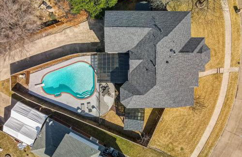 Glamorous Mansion w Private Pool and Cinema Room - Photo 55