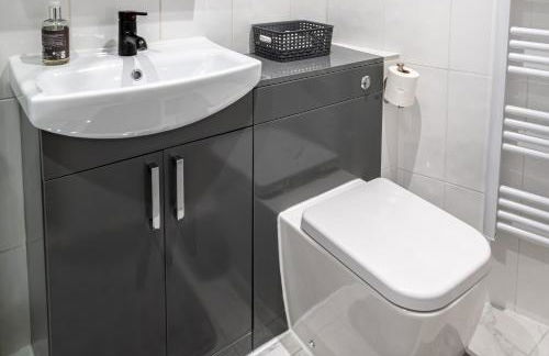 Modern and Stylish 1-Bedroom Guesthouse near M6 J10 Perfect for Business Stays & Couples Free Parking & Wi-Fi - Foto 14