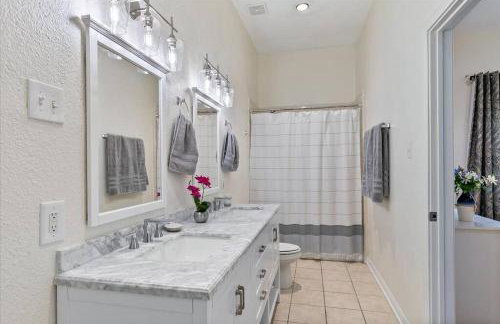 Bring the Crew! 4BR Luxe Pad, Backyard Magic & City at Your Door - Foto 36