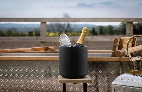 Luxury Shepherd hut with hot tub - Photo 4