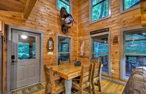 K6 Lodge Gather around the firepit soak in the hot tub and splash in the creek - Foto 13