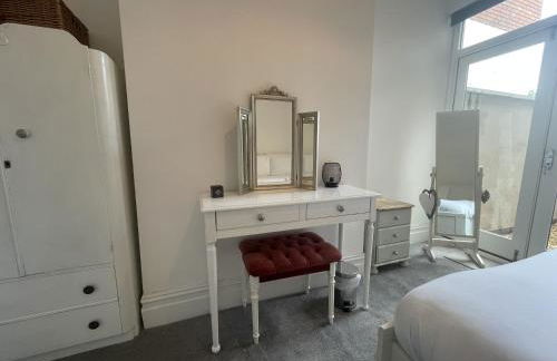 Restful Harbourside Apartment with Garden - Foto 20