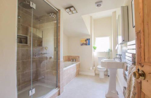 Stunning Cromer beach house with sea views - Photo 23