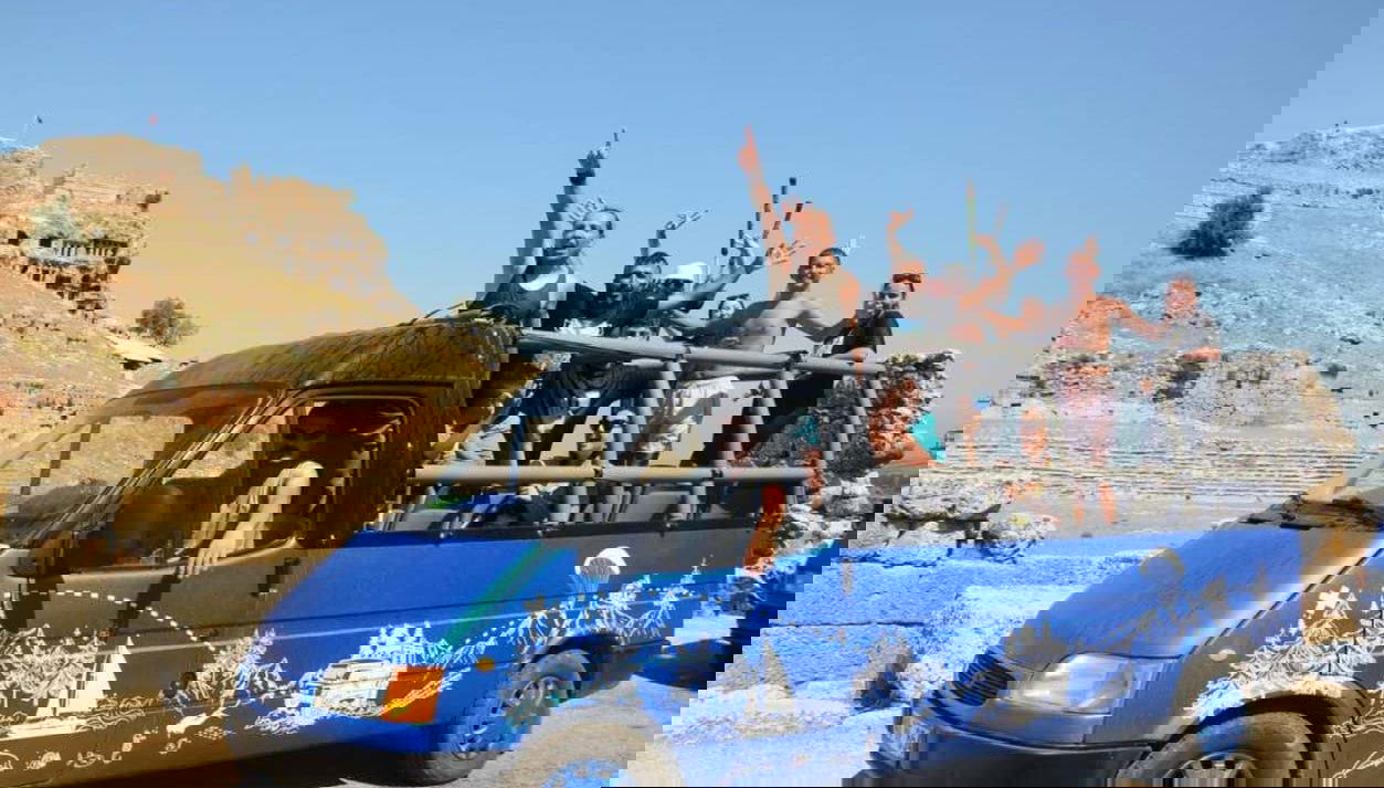 Touristes à bord du bus à toit ouvert à Fethiye