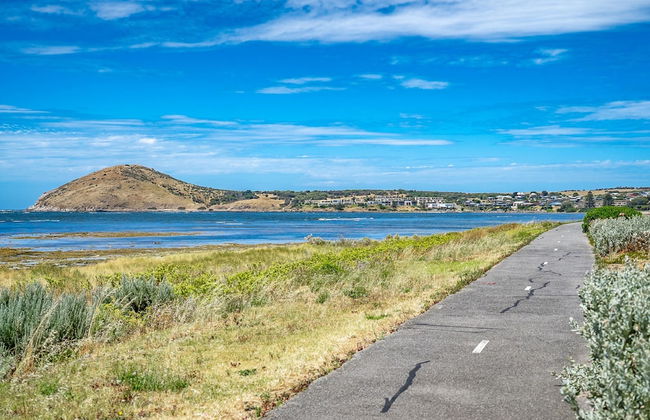 By The Sea Beachfront Apartment Wifi - Photo 5