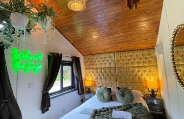 Otter 3 Lodge -Jungle Inspired -Dog Friendly -Private Hot Tub -Warminster-Bath-Salisbury - Foto 1