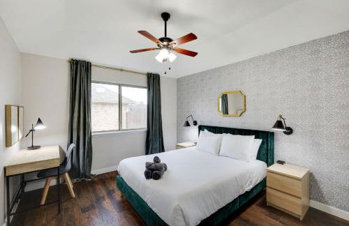 5-Bed 2-Bath with Pool & Backyard Retreat - Foto 20