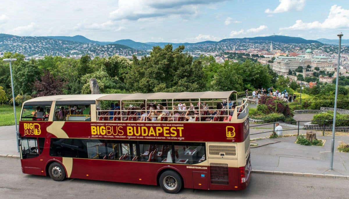 Percorrendo Budapeste de ônibus turístico