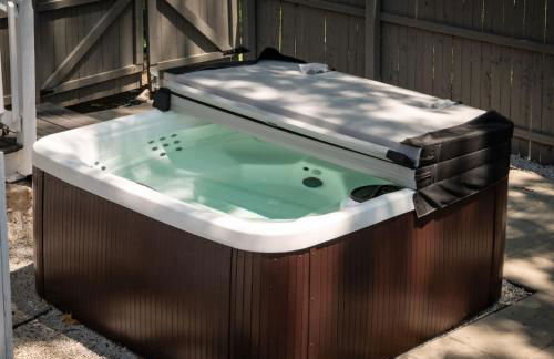 Lakeview Getaway with Hot Tub - Foto 3