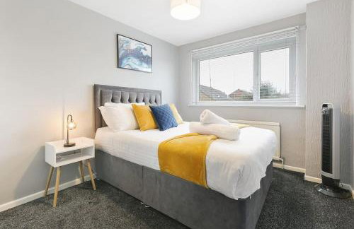 Superb 3 bed house, homely comforts close to supermarkets, with private parking on gated premise - Photo 1