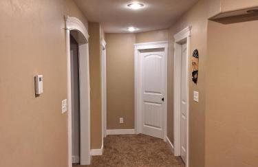 Spacious 5BR Home with Yard & Basement Lounge - Photo 3