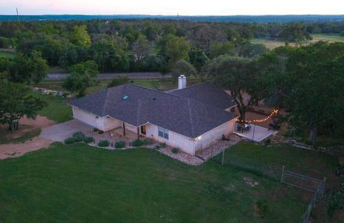 Private Luxury Getaway | Fire Pit | Near Weddings - Photo 50