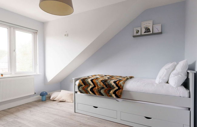 Chic 4-bed Coastal Retreat in Heart of Bosham - Photo 32