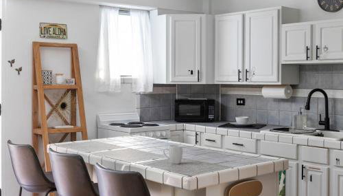 Waikiki Escape King Bed Pool Walk to Beach - Foto 4, stove, toaster, minibar