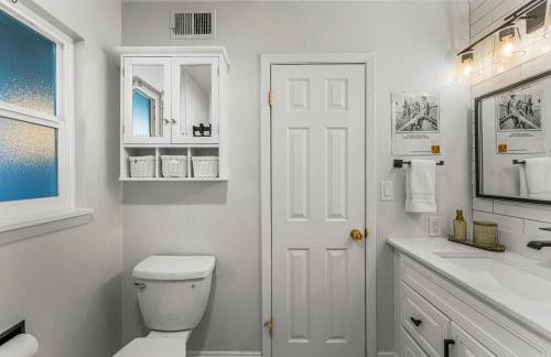 Cozy Riverfront Cabin with Fireplace & Deck - Foto 37