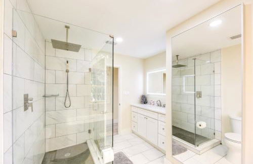 Remodeled Farmhouse on 18 Acres 8 Mi to Elgin! - Foto 17