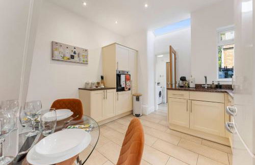 Metrolink Steps Away • Fast City & Airport Links - Foto 16