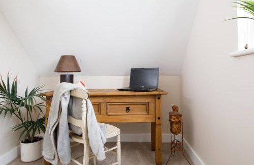 " Orchard Croft Lodge ", New Property, DOG FRIENDLY, Ideal for all Goodwood Events, 5 Minutes from Southend Barns, 9 Minutes From Sandy West Wittering Beach, 2 Bathrooms, Can Sleep 8 On Request, ' Starlink ' Wi-Fi & Sky Sports, Zip & Link Super-King beds - Foto 10