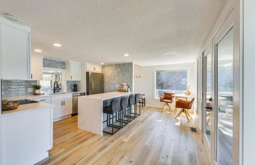 Waterfront Washington Getaway with Hot Tub and Deck! - Foto 6