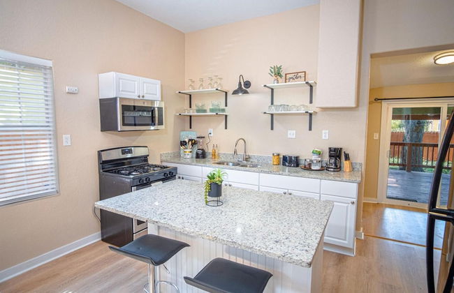 3 BR 1 BA Remodeled Home Near Downtown - Foto 5