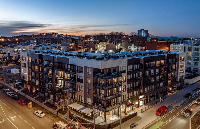 Prime Walkable Midtown Location Pool Gym Outlaw s Den by Avantstay - Foto 37