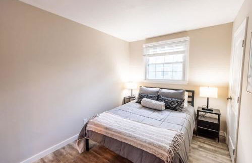 Sleeps 6-Full Kitchen-4 Beds-Big Couch-OfficeSpace - Foto 9