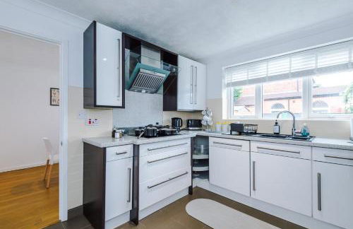 4BR Home for 8, Full Kitchen, Parking, WiFi in Northwich - Photo 74