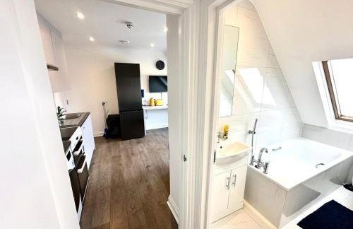 Stunning Modern, Private Apartment,15 Mins To Central London - Photo 11