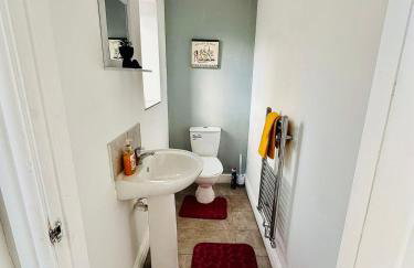 #56 4-Bedroom House Near Shops with Free Parking - Foto 34