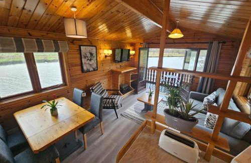Yare River Lodge Houseboat - Photo 8