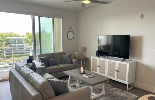 Luxury 2 Bed 2 Bath Waterfront Condo with Patio Sunsets Gym and Parking - Foto 15