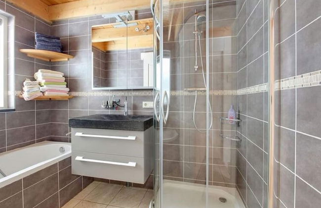 Terrace Apartment With Lush Garden - Photo 17