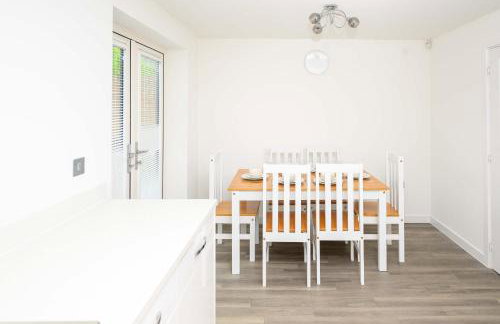 Cosy 5 Bedroom House With Parking - Foto 13