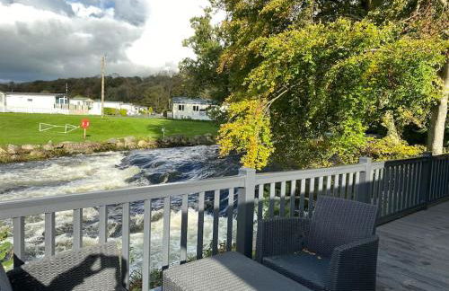 Stunning 3 Bed Riverside Cabin in Snowdonia - Photo 9