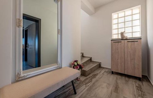 Beautiful Apartment In Prizna With Wifi - Photo 8