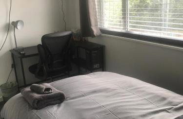 Quiet 2-Bed with Private Garden and Drive - Foto 17