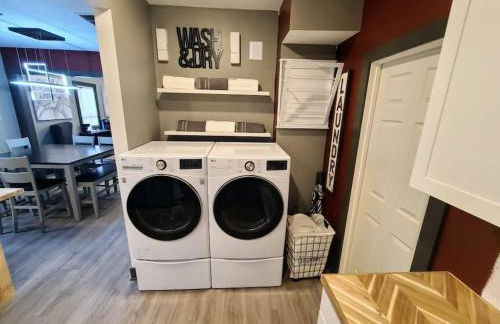 King Bed In Main Floor - Downtown Vacation Rental - Foto 41