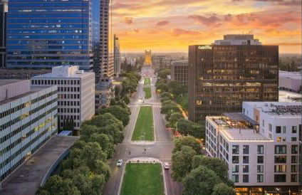 Balcony View and King Beds Walk to Golden 1 Center - Foto 14