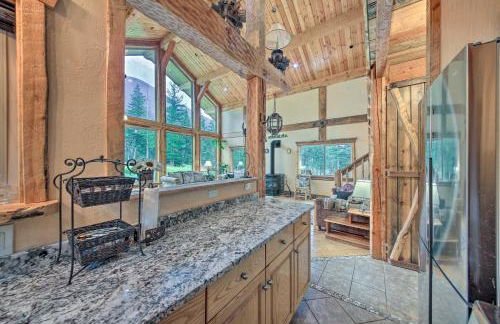 Private Deck and Mtn Views Family Getaway in Eureka - Foto 10