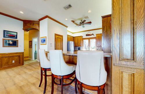 Lakefront Estate Stunning Views, Deck, Bar and Dock - Foto 9