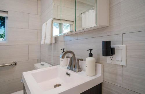 3Bed 2Bath Luxury Lake House on Myers Bay Private Pier Beach Firepit and Deck - Foto 41