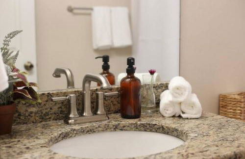 Stylish Sanctuary King Beds Upscale Condo - Foto 27