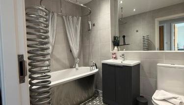 Elegant 1 Bed with free parking - Foto 5, towels, Shower